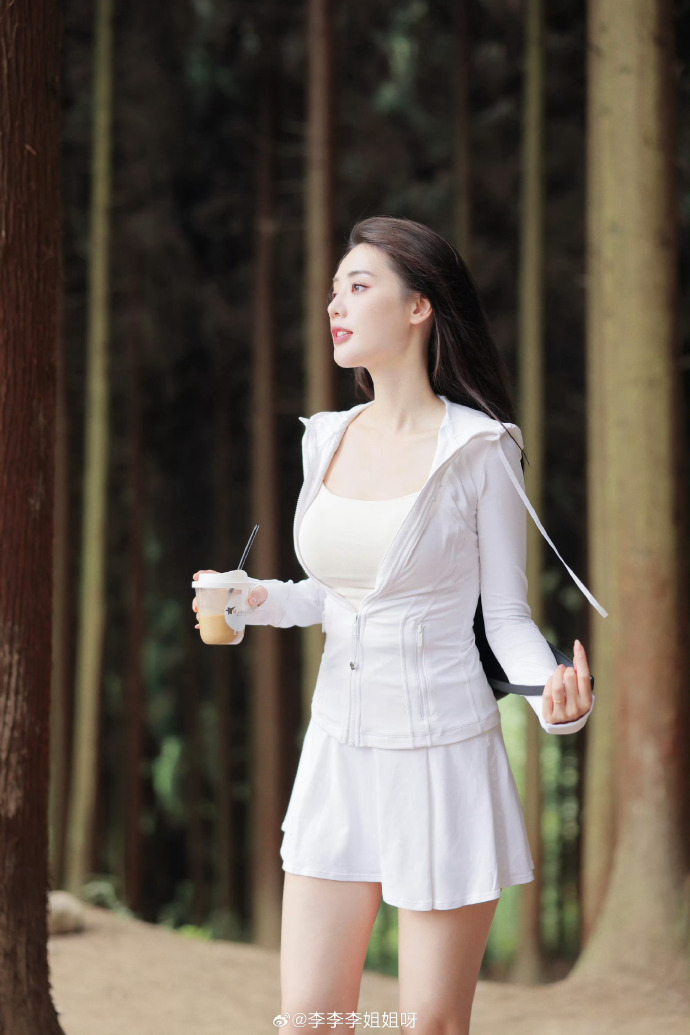 曲婉婷癌症消息引发热议，网友热议：这是否为现世报？
